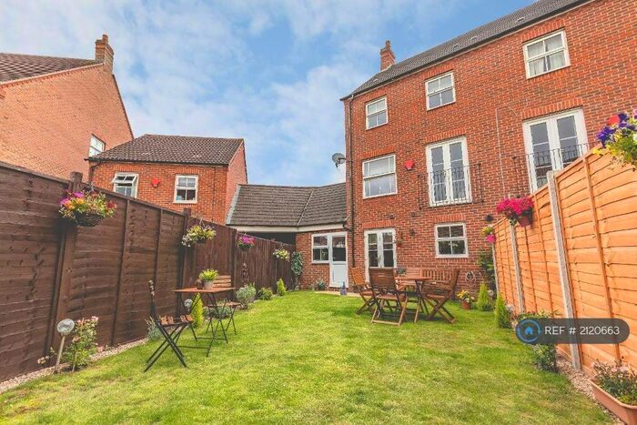 4 Bedroom Semi-Detached House To Rent In Shaw Gardens, Slough, SL3