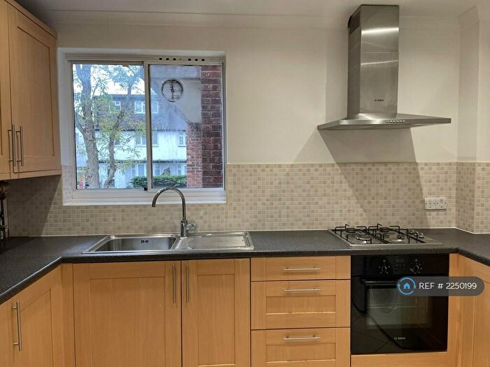 2 Bedroom Flat To Rent In The Gables, London, N12