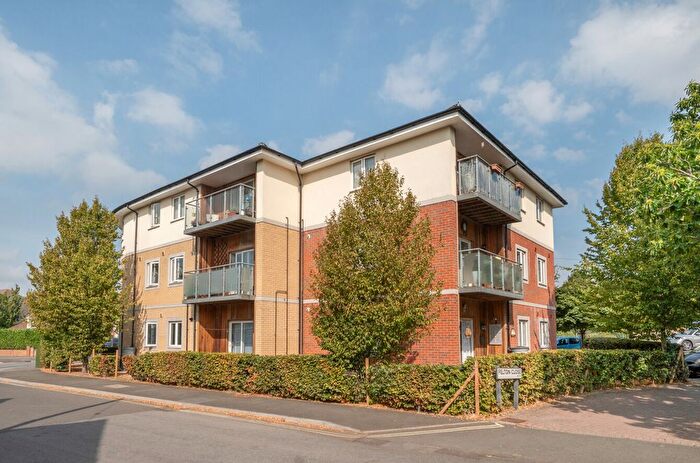 2 Bedroom Flat For Sale In Felton Close, Netley Abbey, Southampton, Hampshire, SO31