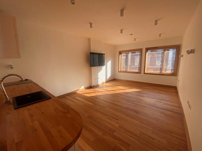 Flat To Rent In Domino Court, Bournemouth, BH1