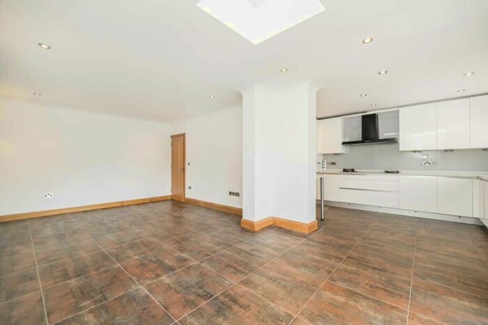 5 Bedroom Semi-Detached House To Rent In Ridge Hill, Golders Green, NW11