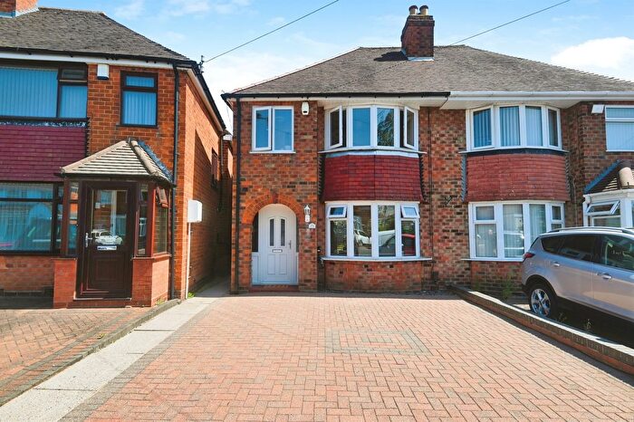 3 Bedroom Semi-Detached House For Sale In Waddington Avenue, Birmingham, B43