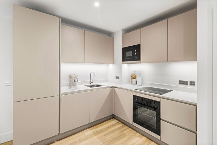 3 Bedroom Flat To Rent In Momento, Staines, TW18