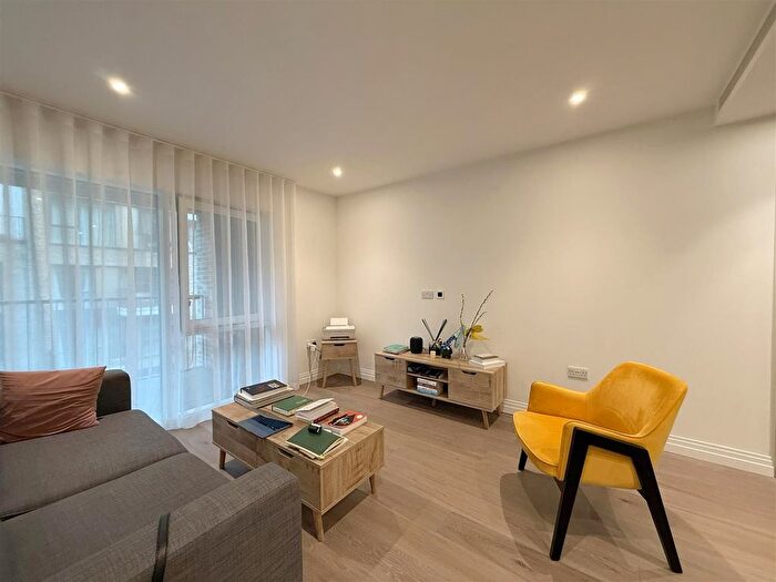 2 Bedroom Flat To Rent In Lockgate Road, London, SW6