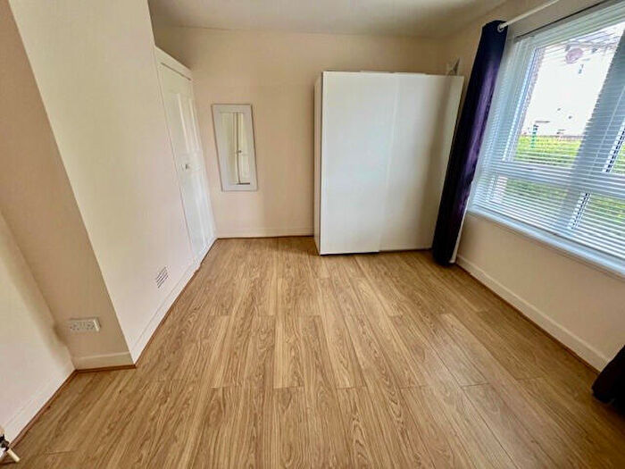 2 Bedroom Flat For Sale In Cedar Avenue, Clydebank, G81