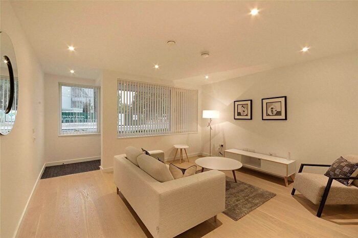 3 Bedroom Flat To Rent In Heygate Street, Elephant And Castle, London, SE17