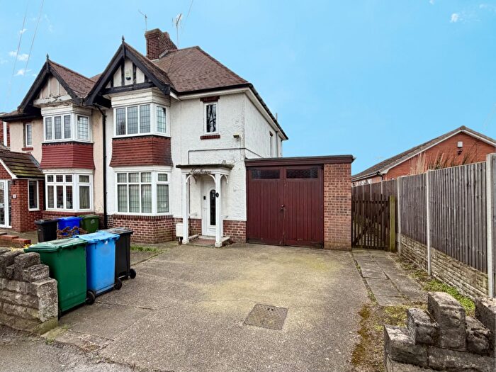 3 Bedroom Semi-Detached House For Sale In Shepherds Avenue, Worksop, S81