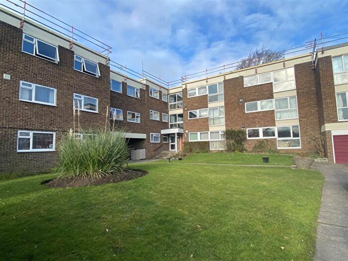 2 Bedroom Flat To Rent In Northcotts, Hatfield, AL9