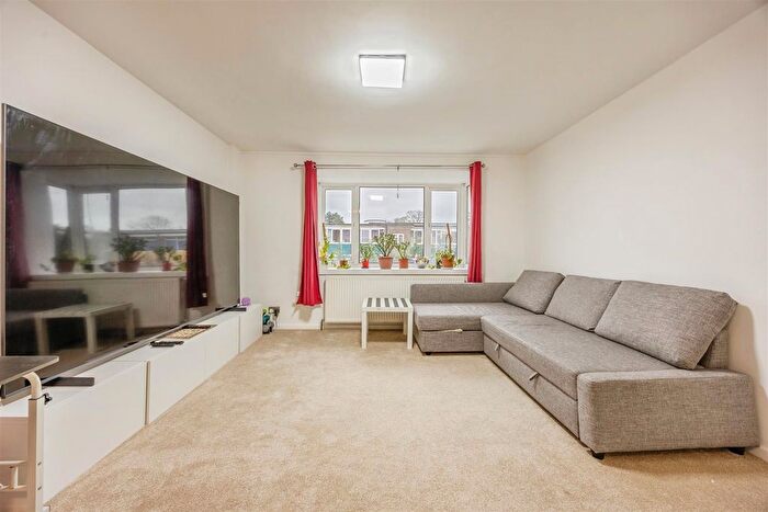 2 Bedroom Maisonette For Sale In Engadine Close, Croydon, CR0