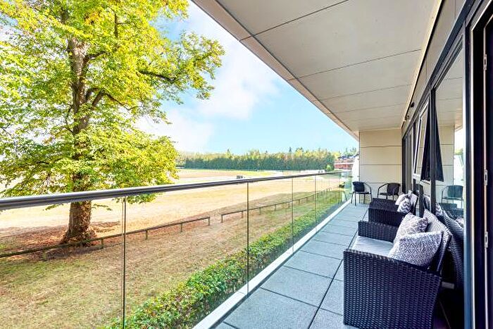 2 Bedroom Flat For Sale In Newbury, Berkshire, RG14