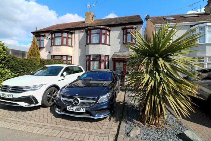 3 Bedroom Semi-Detached House To Rent In Jutsums Ln, Romford, RM7