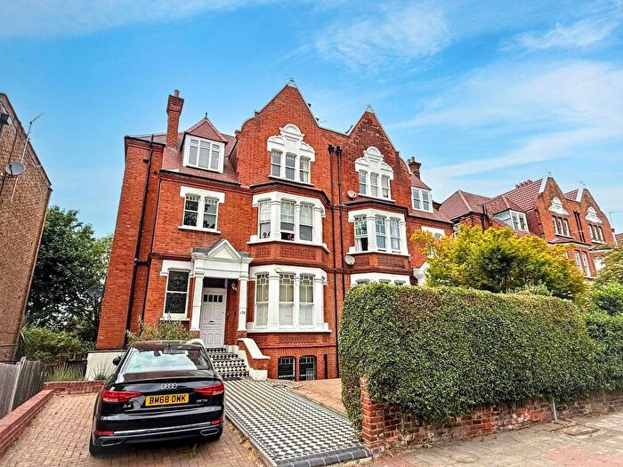 3 Bedroom Flat For Sale In West Hill, London, SW15