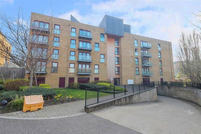 2 Bedroom Flat To Rent In Kings Mill Way, Uxbridge, UB9