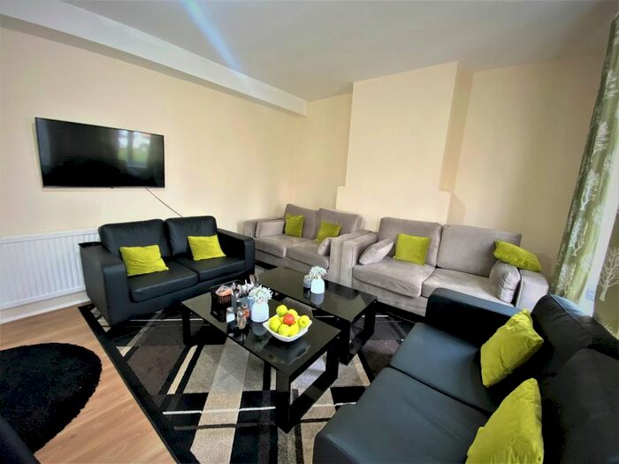 4 Bedroom Flat To Rent In Oldfield Circus, Northolt, UB5