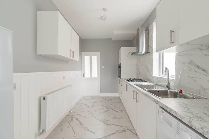 3 Bedroom Flat To Rent In North Way, Edgware, London, NW9