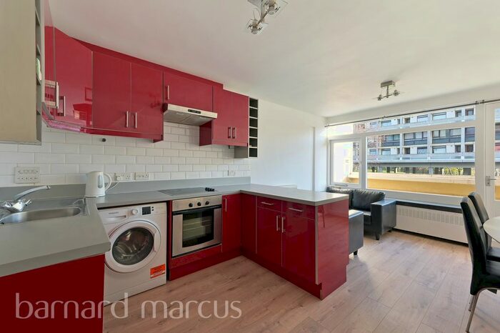 3 Bedroom Flat To Rent In Highcliffe Drive, London, SW15