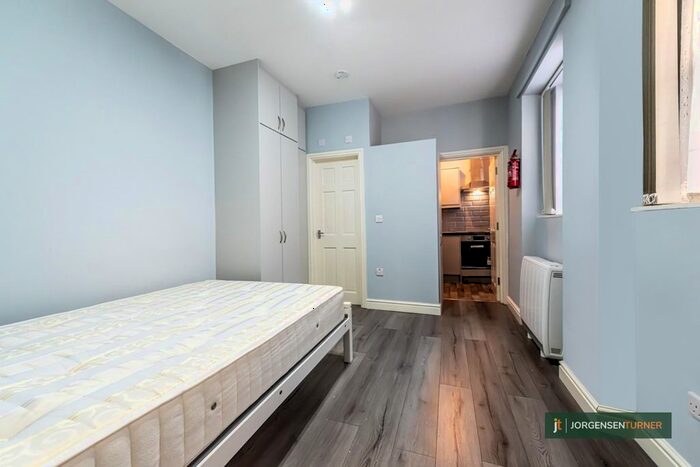 Studio To Rent In Uxbridge Road, London, W12