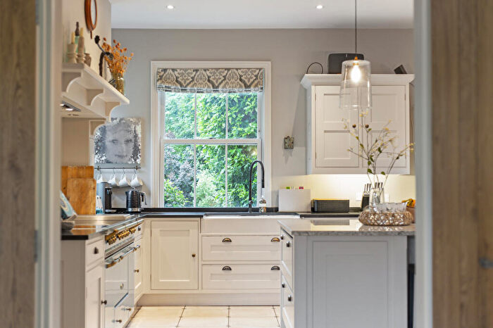 5 Bedroom Detached House For Sale In Beenhams Heath, Reading, RG10