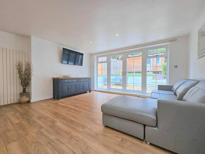 2 Bedroom Flat To Rent In Alexandra Road, London, SW19