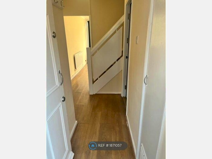 2 Bedroom Maisonette To Rent In Holsworthy House, London, E3