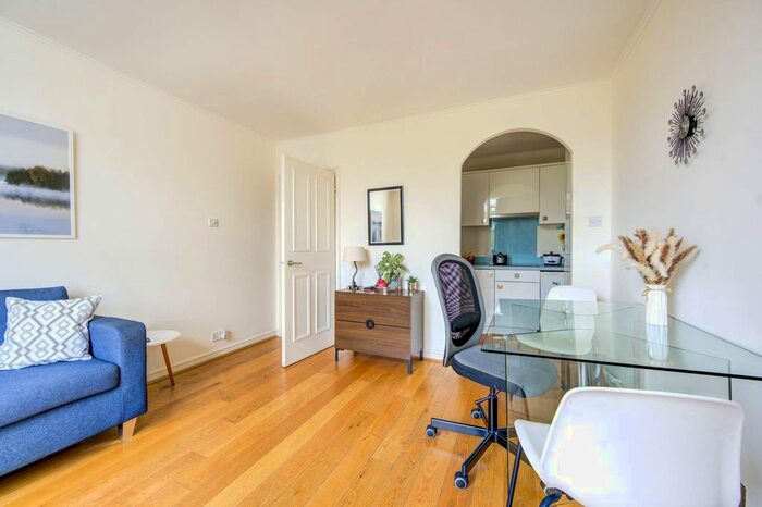 2 Bedroom Flat For Sale In Eardley Crescent, Earls Court, London, SW5