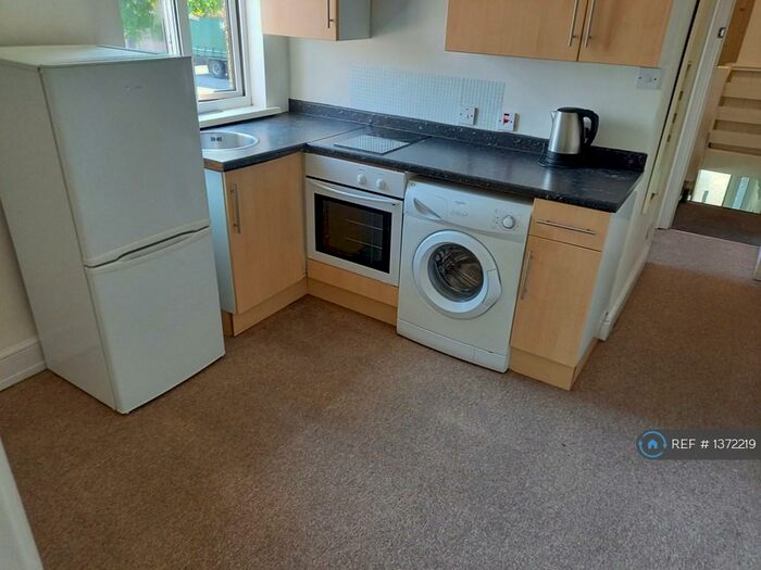 1 Bedroom Flat To Rent In County Road, Swindon, SN1