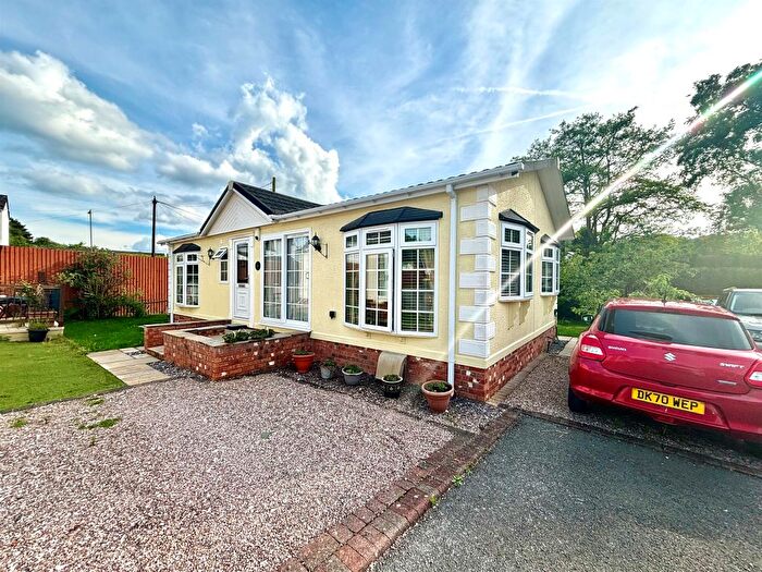 2 Bedroom Mobile/park Home For Sale In Delamere Road, Norley, Frodsham, WA6