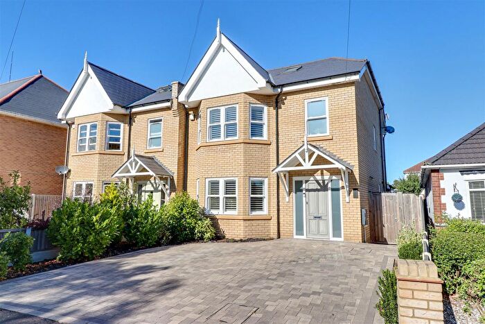 4 Bedroom Semi-detached House For Sale In Blenheim Chase, Leigh-On-Sea, SS9