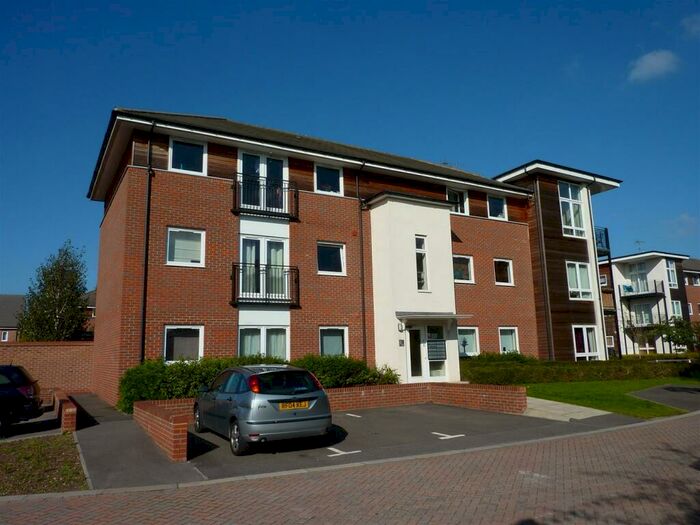 2 Bedroom Flat To Rent In Meadow Way, RG4
