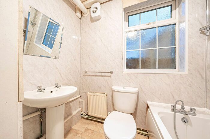 1 Bedroom Flat For Sale In Gladstone Road, Farnborough Village, Orpington, Kent, BR6