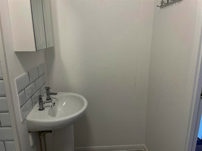 Studio To Rent In Verona Close, Uxbridge, UB8