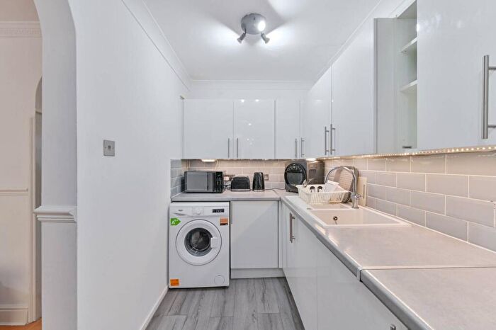 2 Bedroom Flat For Sale In Wivenhoe Close, Peckham, London, SE15