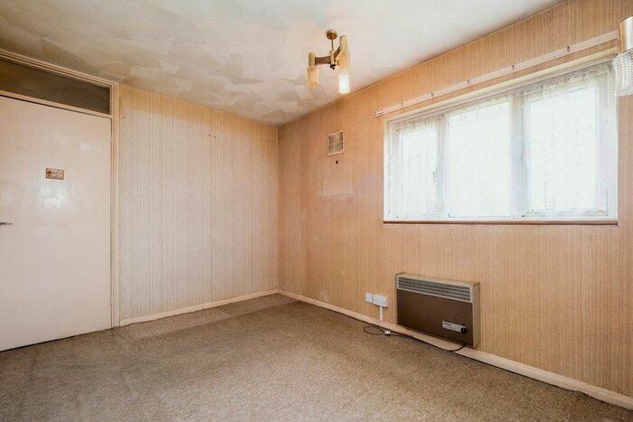 3 Bedroom Terraced House For Sale In Thatches Grove, Romford, RM6