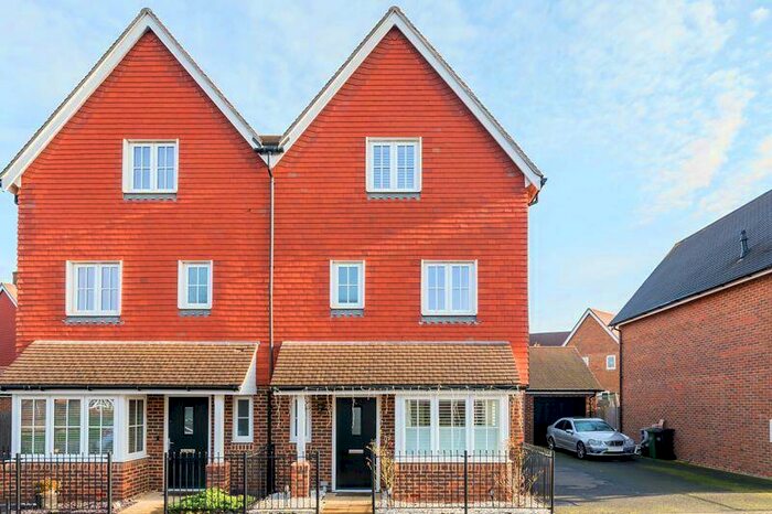 4 Bedroom Semi-Detached House To Rent In Moy Green Drive, Horley, RH6