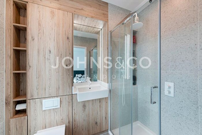 2 Bedroom Flat To Rent In Bouchon Point, The Silk District, E1
