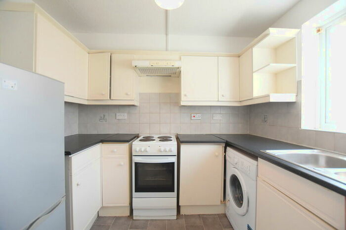 2 Bedroom Ground Flat To Rent In Vignoles Road, Romford, RM7