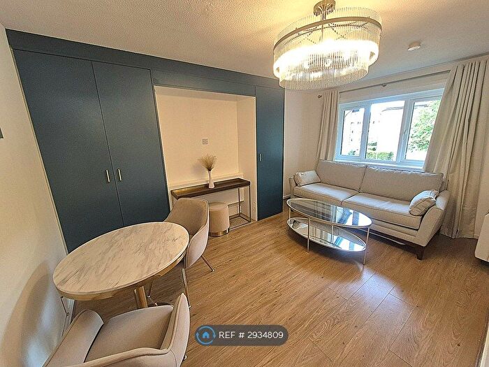 Studio To Rent In Eagle Drive, London, NW9