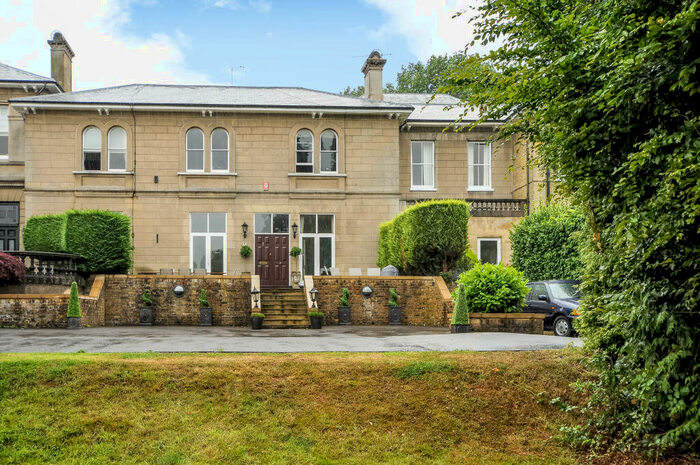 4 Bedroom Terraced House For Sale In Longcross Road, Chertsey, KT16