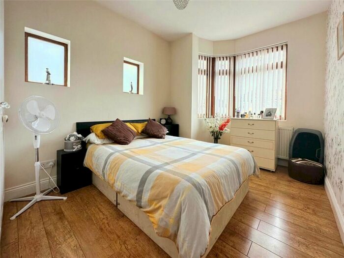 2 Bedroom Bungalow For Sale In Mashiters Hill, Romford, RM1