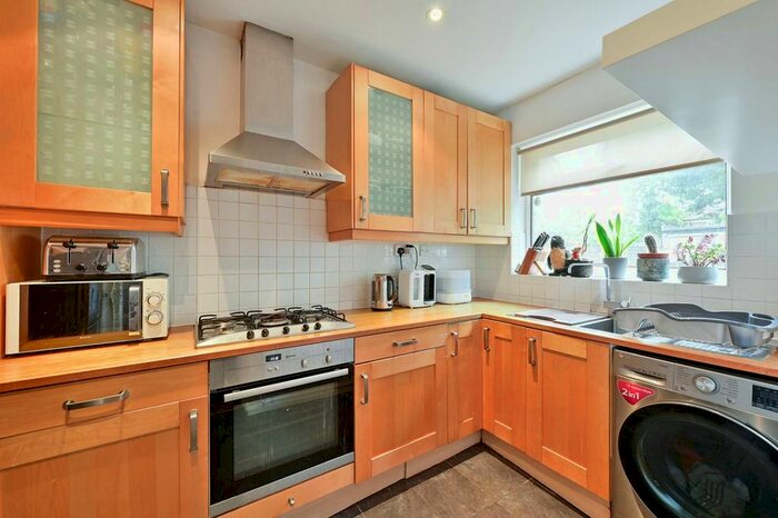 2 Bedroom Flat To Rent In Wimbledon Park Road, Wandsworth, London, SW18