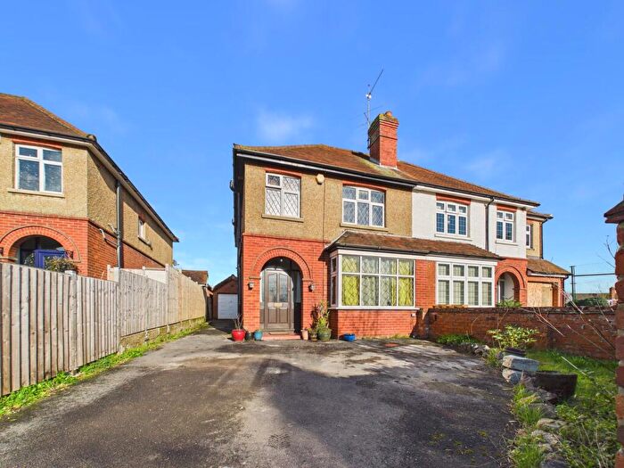 3 Bedroom Semi Detached House For Sale In Wendover Way, Tilehurst, Reading, RG30