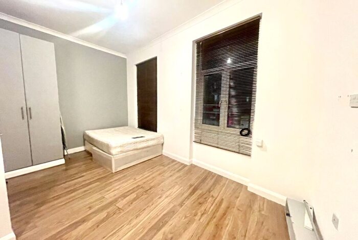Studio To Rent In West Hendon Broadway, London, NW9