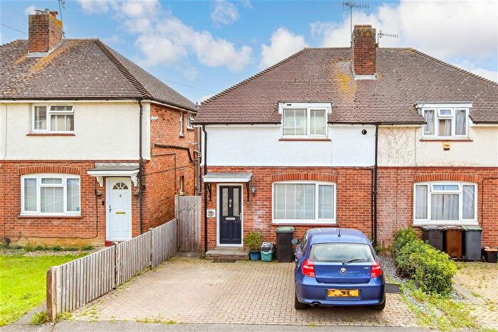 3 Bedroom Semi-detached House For Sale In The Chase, Tonbridge, Kent, TN10