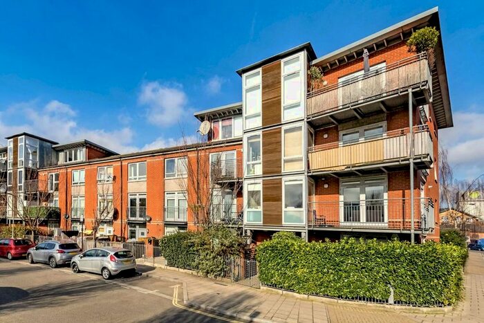3 Bedroom Property To Rent In Hunt Close, London, W11