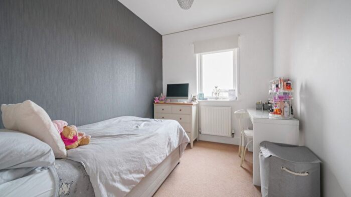 2 Bedroom Flat For Sale In Firwood Lane, Romford, RM3