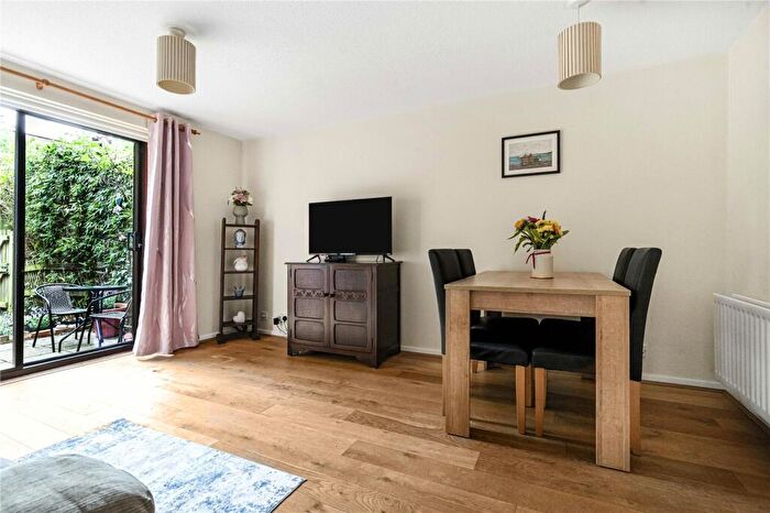 2 Bedroom Terraced House To Rent In Short Let - Charming -bedroom Home With Parking, OX4