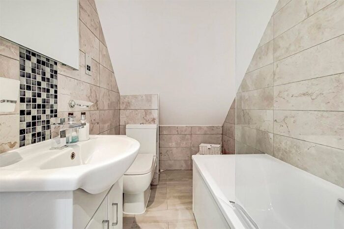 2 Bedroom Flat To Rent In Balham High Road, London, SW12