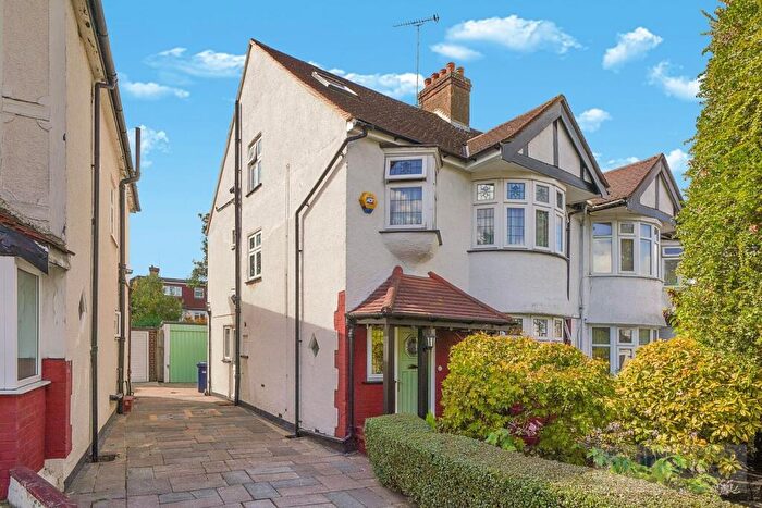 4 Bedroom House For Sale In Southfields, Hendon, NW4