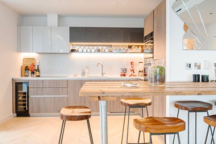 3 Bedroom Flat To Rent In Downs Road, London, E5