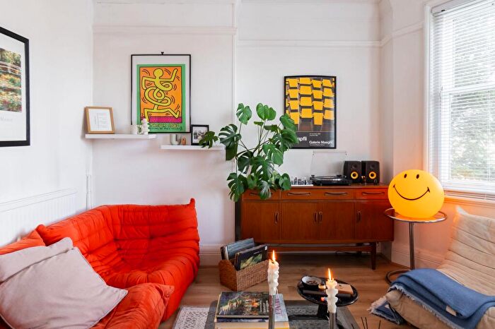 2 Bedroom Flat For Sale In Avenue Road, Stoneygate, LE2